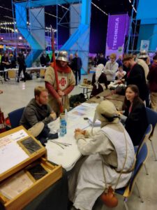 Zdjęcie pokazuje kołowiczów przygotowujących się przed prezentacją stanowiska