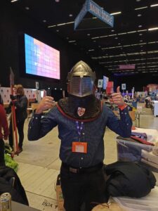 Zdjęcie pokazuje kołowiczów przygotowujących się przed prezentacją stanowiska