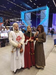 Zdjęcie pokazuje kołowiczów przygotowujących się przed prezentacją stanowiska