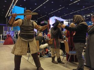 Zdjęcie pokazuje kołowiczów przygotowujących się przed prezentacją stanowiska