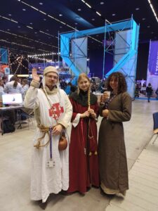 Zdjęcie pokazuje kołowiczów przygotowujących się przed prezentacją stanowiska