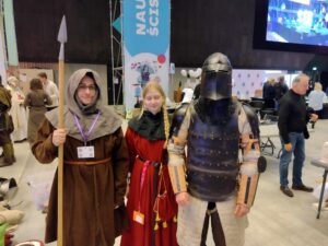 Zdjęcie pokazuje kołowiczów przygotowujących się przed prezentacją stanowiska