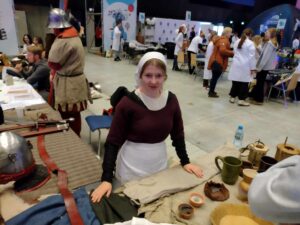 Zdjęcie pokazuje kołowiczów przygotowujących się przed prezentacją stanowiska