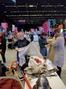 Zdjęcie pokazuje kołowiczów przygotowujących się przed prezentacją stanowiska