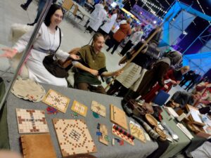 Zdjęcie pokazuje kołowiczów przygotowujących się przed prezentacją stanowiska