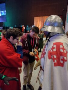 Zdjęcie pokazuje kołowiczów przygotowujących się przed prezentacją stanowiska