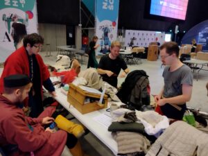 Zdjęcie pokazuje kołowiczów przygotowujących się przed prezentacją stanowiska