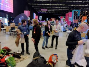 Zdjęcie pokazuje kołowiczów przygotowujących się przed prezentacją stanowiska