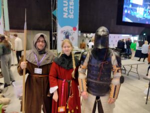 Zdjęcie pokazuje kołowiczów przygotowujących się przed prezentacją stanowiska