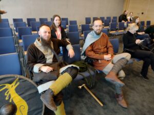 Zdjęcie pokazuje kołowiczów przygotowujących się przed prezentacją stanowiska