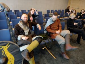 Zdjęcie pokazuje kołowiczów przygotowujących się przed prezentacją stanowiska