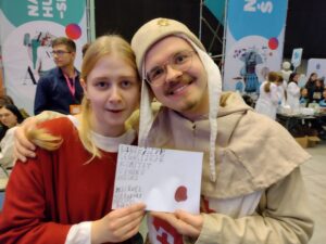 Zdjęcie pokazuje kołowiczów przygotowujących się przed prezentacją stanowiska