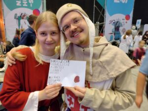 Zdjęcie pokazuje kołowiczów przygotowujących się przed prezentacją stanowiska