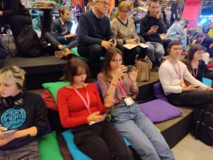 Zdjęcie pokazuje kołowiczów przygotowujących się przed prezentacją stanowiska