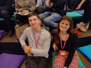 Zdjęcie pokazuje kołowiczów przygotowujących się przed prezentacją stanowiska